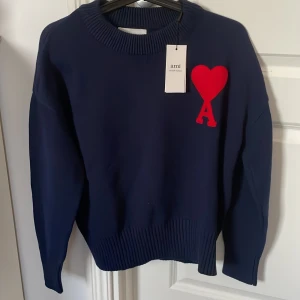Ami Paris sweatshirt  - Säljer min brors Ami Paris sweatshirt pågrund av att den inte passade honom. Den är helt oanvänd så tagsen sitter kvar. Kostar 3699kr nypris.