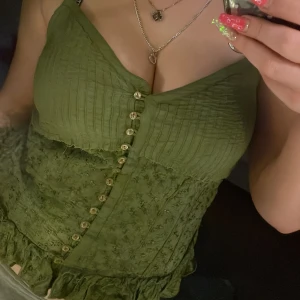 Grönt linne - Grönt linne från Lindex med  broderi och knappar, knapparna går alla att knäppa 