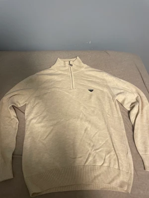Half zip tröja - Säljer min Armani tröja i m knappt använd fint skick 