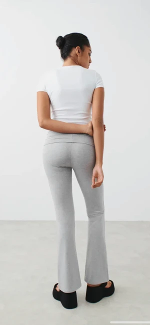Soft touch  - Säljer nu mina flare trousers för att mina inte kommer till användning!   dom är använda 1 gång. Dom är förstora för mig och jag är 157 och byxorna i storlek s. Dom har soft touch material och är vikbara vid midjan 💕original priset är 359.95 