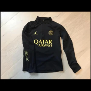Träningströja PSG - Träningströja PSG. Slim fit i storlek 134/147. Mycket fint skick. 300kr. Nypris ca 700kr.