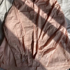 Rosa skjorta  - Ljusrosa skjorta i storlek M. Aldrig använd med prislappen kvar. Skickad från Emmiol.