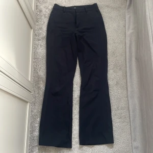 Kostymbyxor - Svarta kostymbyxor från bikbok i superbra skick!🤩