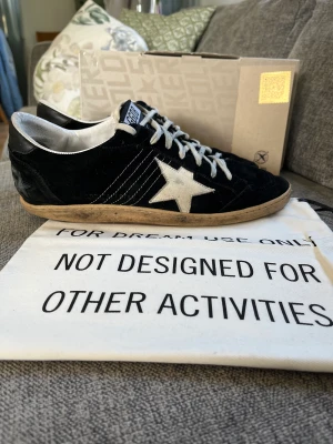 Golden goose skor - Säljer mina populära golden goose ballstar i hyfsat fint skick, är ganska  använda med slitage i skorna samt liten defekt under skorna som du får bild på i dm. Däremot syns inget av detta under användning.  Hör av dig vid frågor! Nypris ligger på 5000kr