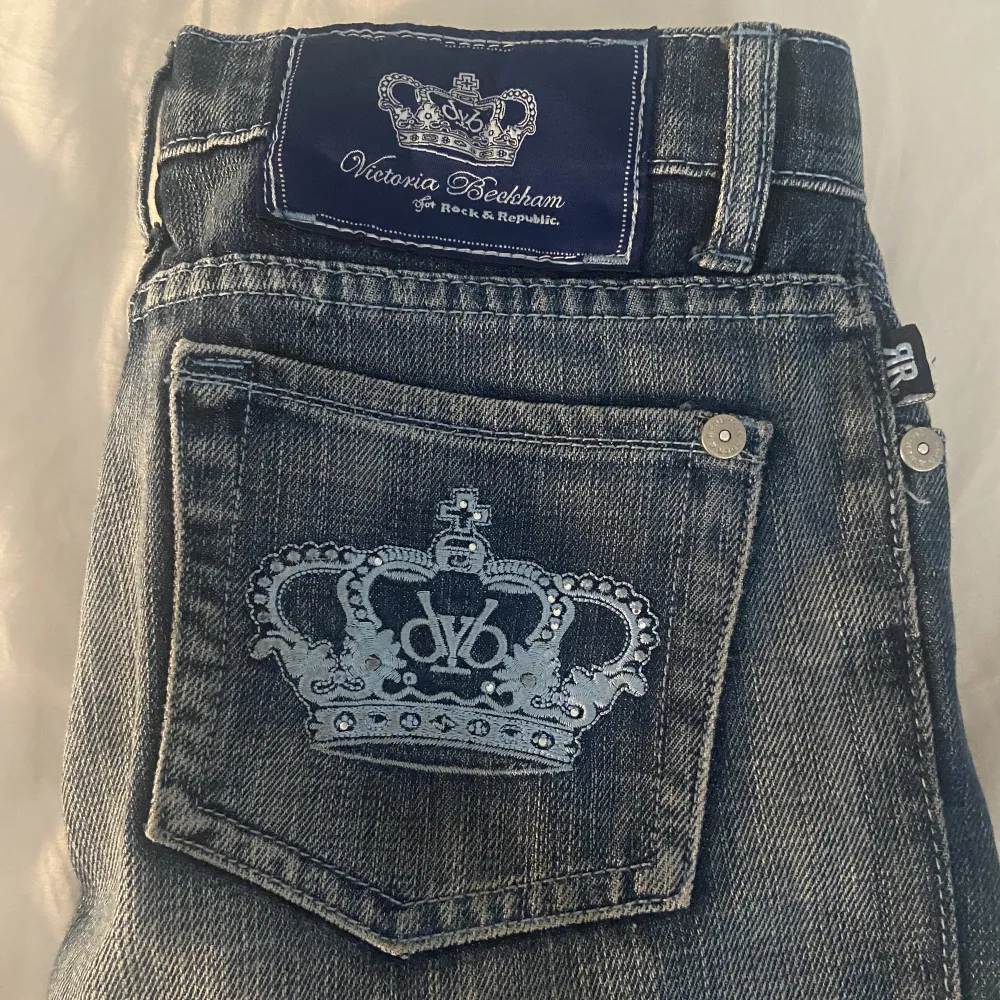 Jättesnygga Victoria Beckham jeans💗älskar dom men dom har blivit försmå så därför säljer jag. Pris kan diskuteras. Blir budgivning om många är intresserade💕. Jeans & Byxor.