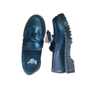 Dr martens loafers - Helt oanvända svarta Adrian Bex loafers. Endast testade och lite för stora för mig (hann ej skicka tbx). Köpte för 2200 🥰