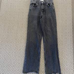 Jeans från Zara i storlek 38. Längden passar mig som är 170. Fint skick! 