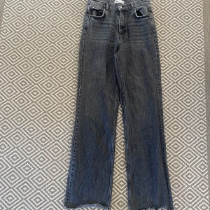 Zara jeans  - Jeans från Zara i storlek 38. Längden passar mig som är 170. Fint skick! 