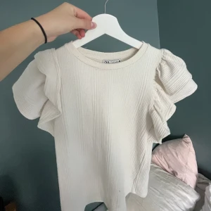 Zara tröja - Säljer dena fina volang T-shirten ifrån zara i storlek s de den inte kommer till så stor andvändning💞