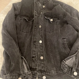 Jeansjacka  - Svart/grå jeansjacka lite skitfin men använder inte❤️storlek 34 men passar mig som har 36  säljs åt en vän!!!