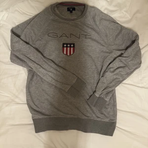 Tröja - En helt ny gant tröja, kom tyvärr inte till användning p.g.a man gått upp i vikt, nypris 999kr storlek M jätte bra skick inga skador jätte bra kavlite. Äkta!