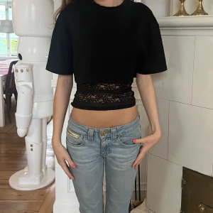 kort t-shirt zara - croppad svart tshirt från zara, använd 3 gånger o så fint skick!