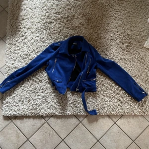 Blåa jacka - Blå jacka i storlek m men sitter mer som en s🙌🏼 Säljer då den inte längre kommer till användning😖 Skitsnygg! Hör av dig om du är intresserad!🥰