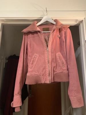 Rosa jacka - Såå söt rosa sommar- och höstjacka, perfekt nu när det blir lite kyligare!! Skriv gärna för bättre bilder eller andra frågor💗
