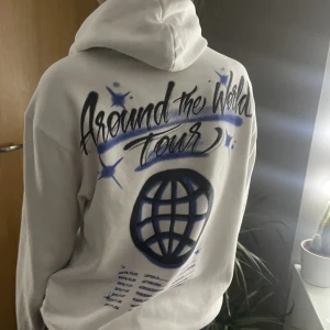 Hov1 hoodie  - Jättefint skick. Säljer pga att jag inte längre lyssnar på de. Skönt material💕