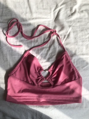 Söt y2k topp - En vanlig topp från shein. Bra kondition & har använts 3 gånger. Passar XS-S-M. Rekommendationer S.