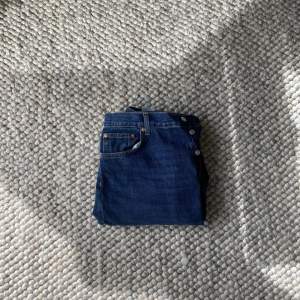 Säljer nu ett par riktigt schyssta Weekday Barrel Jeans! Skicket är mycket välvårdat och knappt använt! Pris kan förhandlas vid snabb affär!