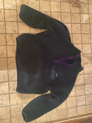 Patagonia Fleece - Patagonia T Snap, står som Large men långt ifrån det, passar på syrran som är runt 165-170. Ljuset blev lite fucked men den är helt mörkgrön. Väldigt skön.
