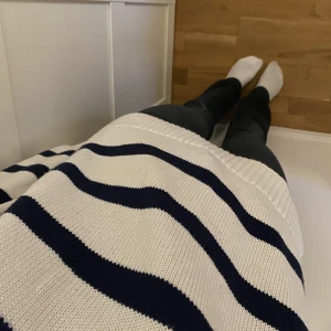 Randig tröja  - Super mysig randig lite tjockare tröja, använd fåtal gånger, säljer då den inte längre kommer till användning 