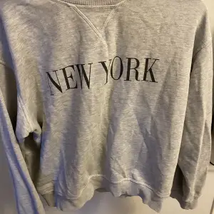 Säljer denna sweatshirt från HM med text på. Är i okej skick.