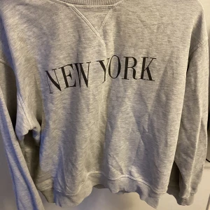 Sweatshirt från HM - Säljer denna sweatshirt från HM med text på. Är i okej skick.