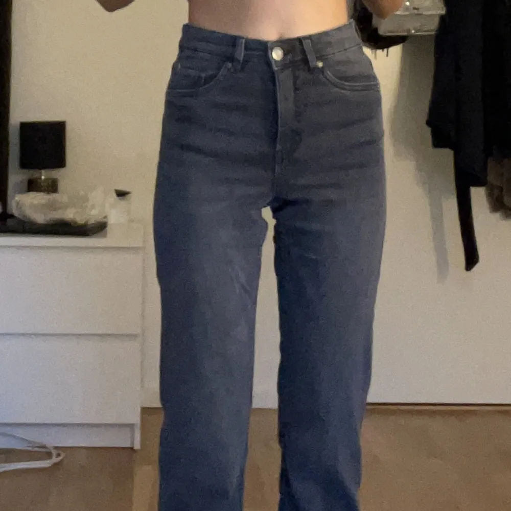 Highwaisted jeans med en slits, supersköna!. Jeans & Byxor.