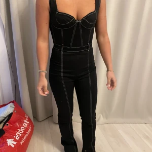 Jeans byxdress - Svart jeans byxdress i storlek 40. Använd 1 gång. Så snygg!!🤩