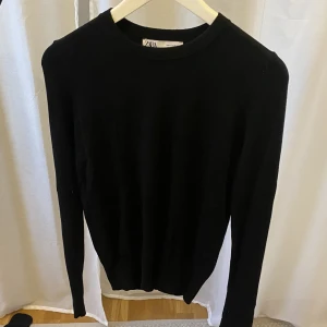 Tröja från Zara - Svart tröja från zara med guld knappar på ärmarna i fint skick utan några fläckar eller hål 