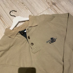 Ribbad tjocktröja - Ribbad tjocktröja som är beige-/khakifärgad!🤍🤎