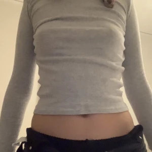 Grå basic H&M tröja  - Grå basic långärmad tröja för 8-10 år. 