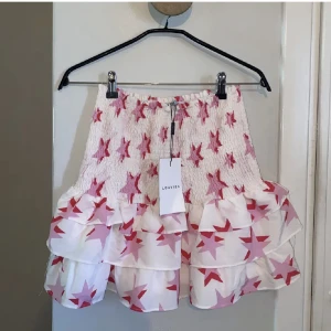 Kjol med stjärnor  - Kjol med stjärnor från Loavies. Knappt använd. (Lånad bild, prislappen är inte kvar på min kjol)