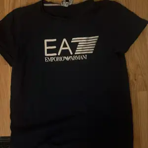 Ea7 Armani t-shirt i mycket bra skick då den är bara använd 2 gånger så den är som ny. Ny pris 500