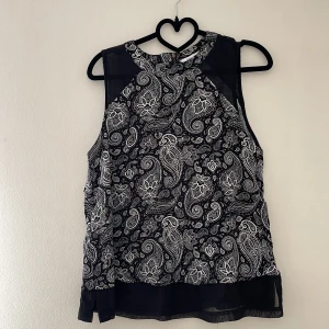 Topp - Svartvit topp från KappAhl som är stor på mig!