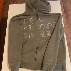 Rhinestone zip hoodie - Riktigt fet rhinestone hoodie, alla stenar e kvar, skick 8/10, passar folk som är 167-172 skulle jag säga