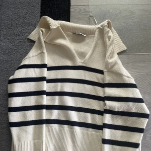 Stickad tröja - Stickad tröja från zara, knappt använd.