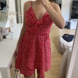 Klänning - Klänning med vita blommor från shein 60kr storlek M