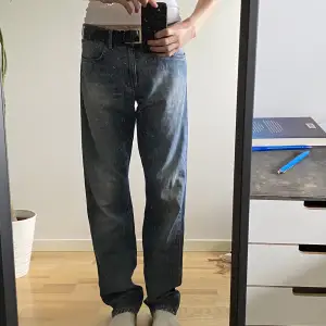 J.Lindeberg jeans i perfekt blå wash! Midja tvärsöver ca. 45cm, för stora för mig men funkar bra med bälte om man har mindre storlek!