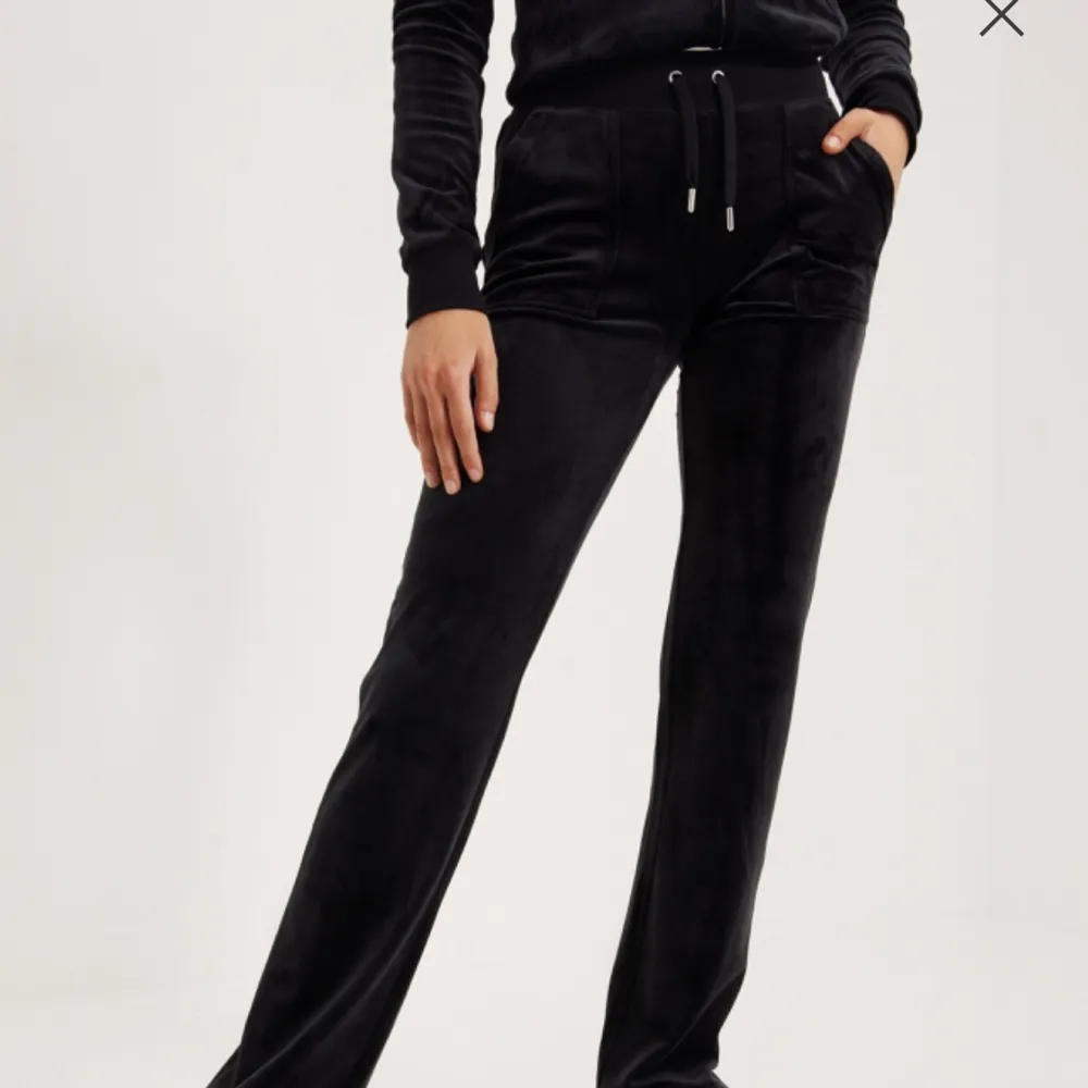 Svarta juicy couture i storlek S, sparsamt använda och i bra kvalitet! Säljer för att de är för stora. Jeans & Byxor.