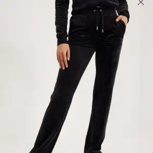 Svarta juicy couture i storlek S, sparsamt använda och i bra kvalitet! Säljer för att de är för stora