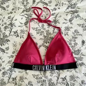Skrikrosa Bikinitopp ifrån Calvin Klein. Justerbara axelband. Knäpps därbak
