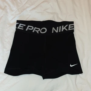 Träning shorts - Nike shorts storlek xs skulle passa s, har använt fåtal gånger och hsr ingen slitage. Nästan helt nya.