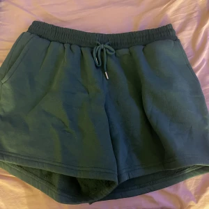 Gröna shorts - Gröna mjukisshorts från samarbete mellan Ida Carlsson och Madlady. Använda typ 1 gång🥰 