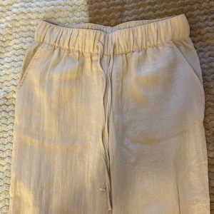Linnebyxor - Beiga linnebyxor som blivit för korta för mig (168). Superfin passform och i jätte bra skick. 
