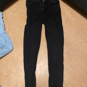 Svarta levis jeans, högmidjade och skinny i modellen. Bra skick