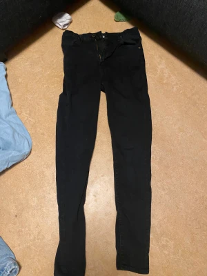 Levis jeans - Svarta levis jeans, högmidjade och skinny i modellen. Bra skick