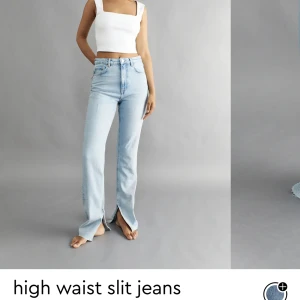 Jeans - Säljer mina sparsamt använda jeans från Gina tricot då det inte längre är min stil💕 skriv för fler bilder eller frågor! Innebenslängd-81cm Midjemått(rakt över) 31cm
