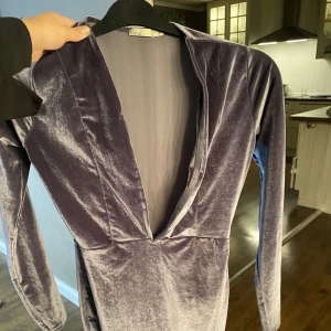 Nelly klänning  - Klänning från Nelly. Aldrig använd. Går ner mellan brösten