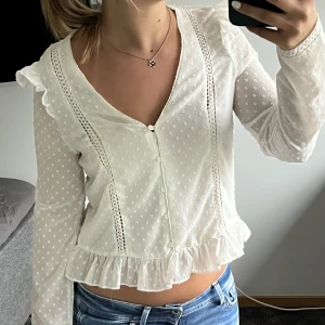 Vit blus  - Super söt blus från Zara😍 Gammal kollektion från Zara så säljs inte längre. Köparen står för frakten💕💕