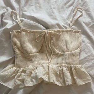 Topp från zara - Säljer nu denna supersöta toppen ifrån zara, endast använd en gång. Storlek s😊