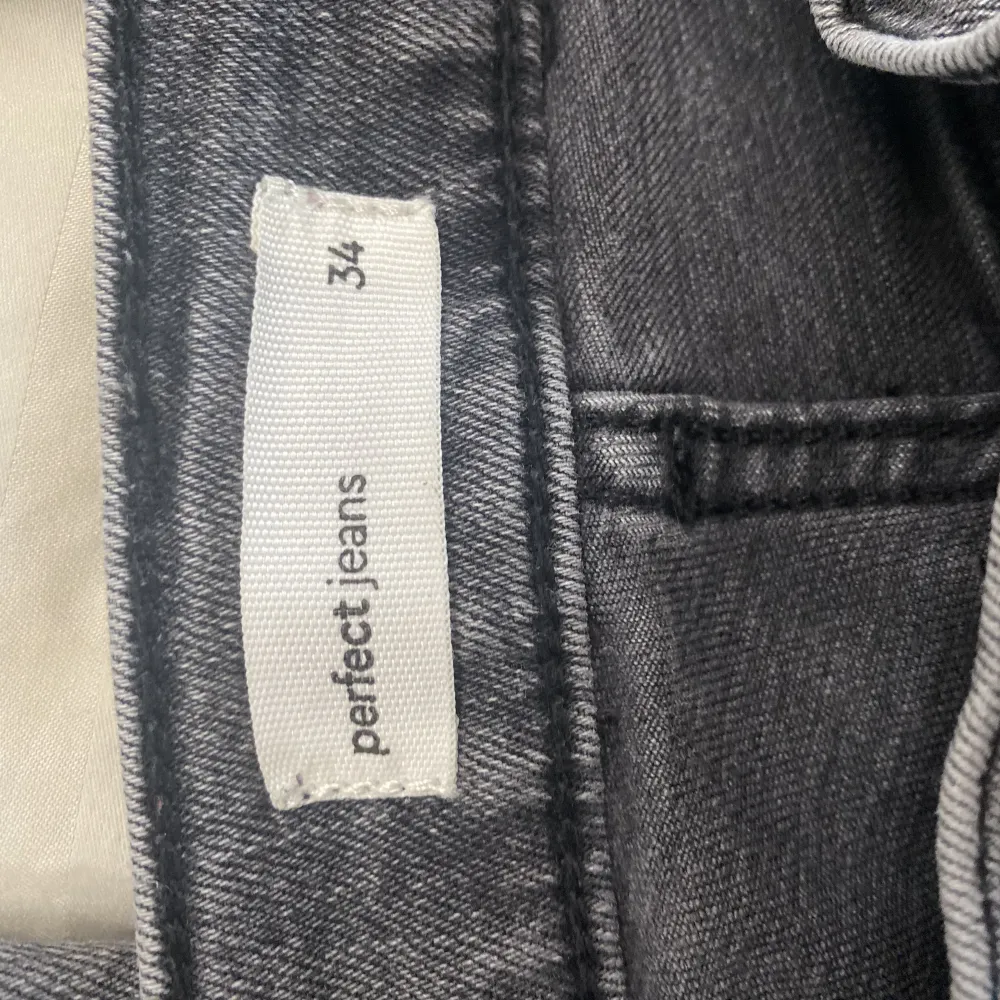 Säljer mina gråa Gina tricot jeans pga att de börjar bli försmå❤️nypris 499kr jag säljer för 350kr💓skriv om ni har några frågor💗köparen betalar för frakten!❤️de är low Waits bootcut💗pris kan diskuteras!. Jeans & Byxor.